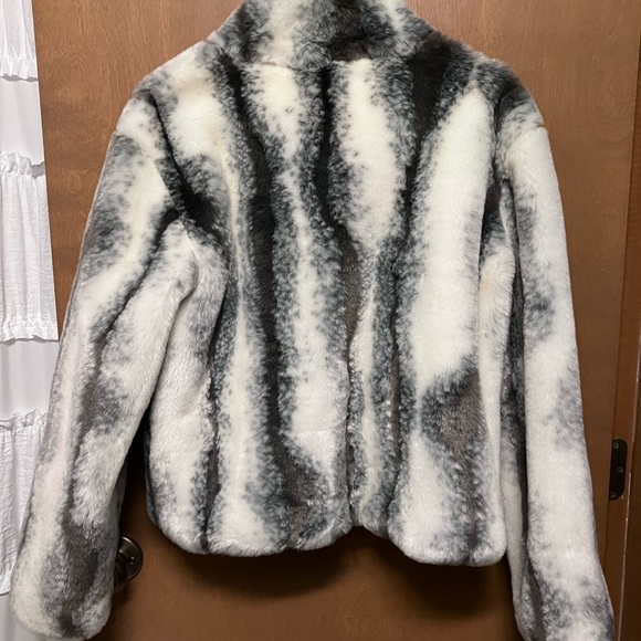VON SAKEN FUR JACKET SZ. M LIKE NEW, VERY WARM, WEAR ANYWHERE LQQK. - Picture 2 of 14